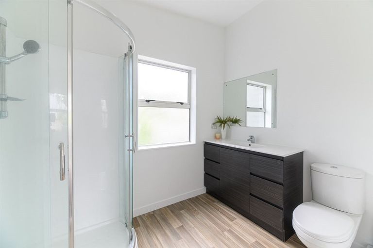 Photo of property in 28b Tamahere Drive, Glenfield, Auckland, 0629