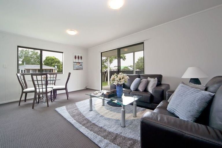 Photo of property in 17a Enderby Drive, Te Atatu Peninsula, Auckland, 0610