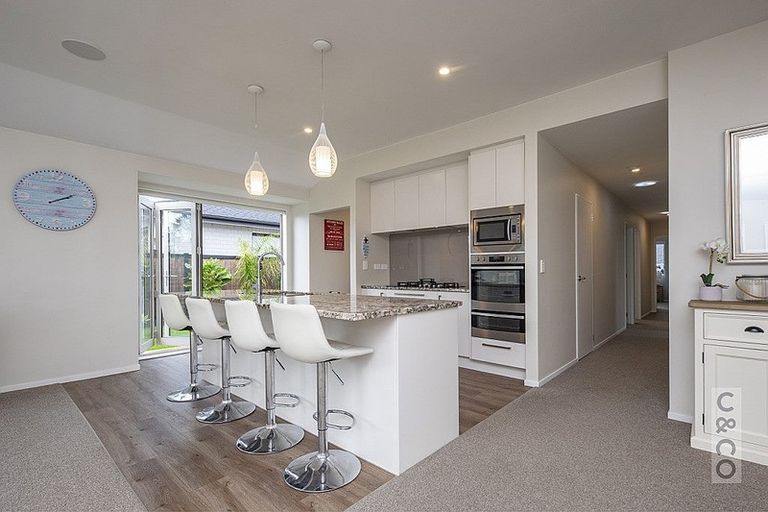 Photo of property in 124 Pohutukawa Parade, Riverhead, 0820