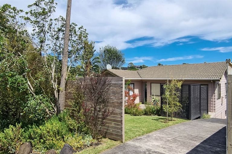 Photo of property in 24 Deverell Place, Northcross, Auckland, 0632