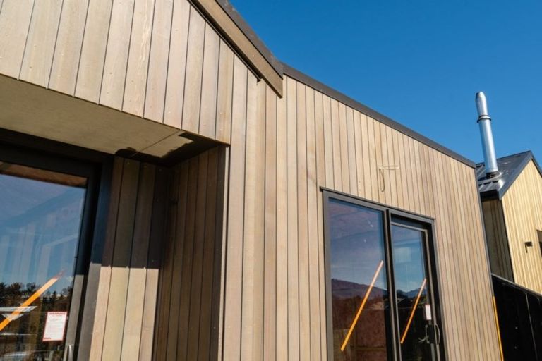 Photo of property in 17 Mount Creighton Crescent, Wanaka, 9305