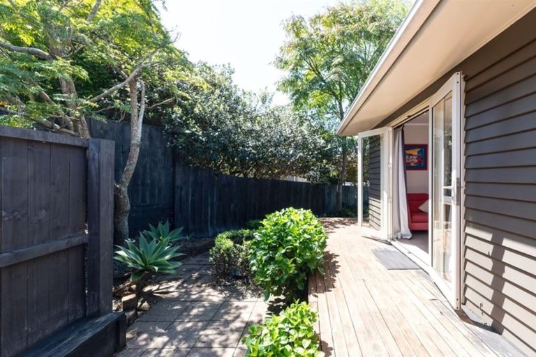 Photo of property in 1/16 Lyttelton Avenue, Forrest Hill, Auckland, 0620