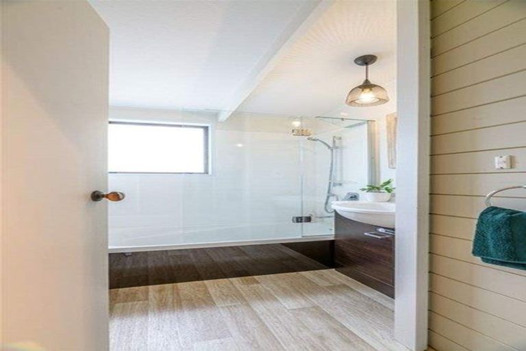 Photo of property in 100 Sturges Road, Henderson, Auckland, 0612