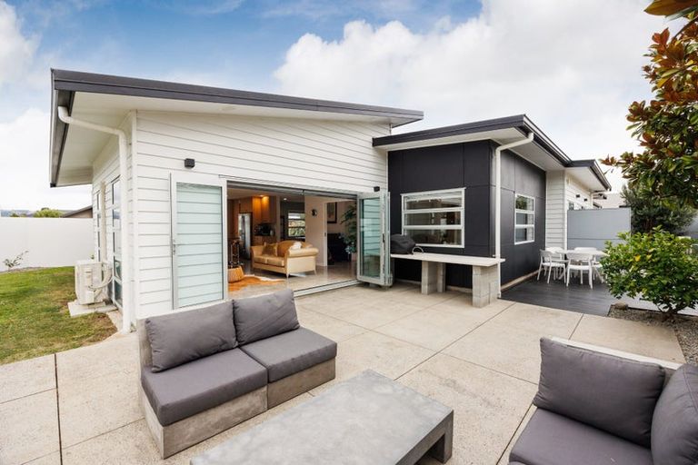 Photo of property in 2 Chestnut Close, Kelvin Grove, Palmerston North, 4414