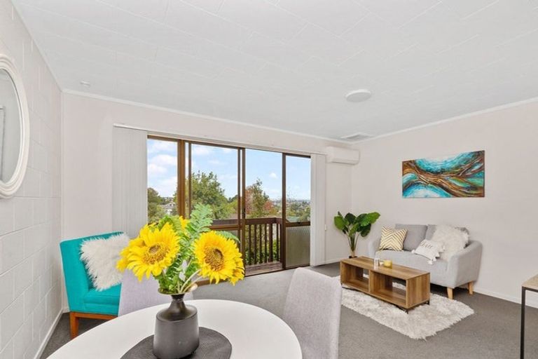 Photo of property in 1/19 Kemp Road, Massey, Auckland, 0614