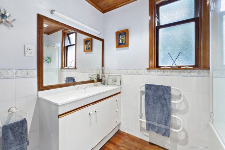 Photo of property in 20 Homewood Crescent, Karori, Wellington, 6012