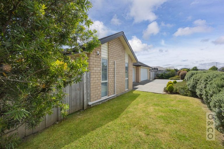 Photo of property in 16 Fruitlands Road, Kumeu, 0810