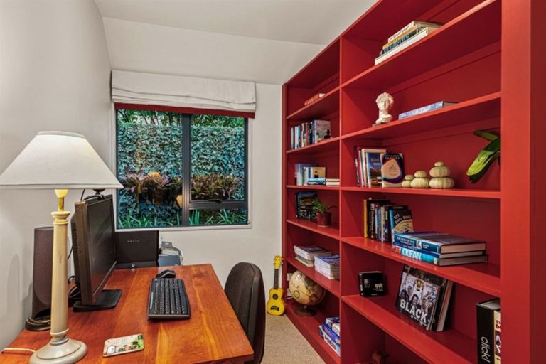 Photo of property in 110 Seaview Road, Glenfield, Auckland, 0629