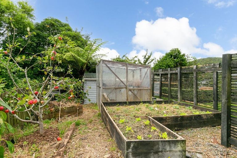 Photo of property in 6 Thurleigh Grove, Karori, Wellington, 6012