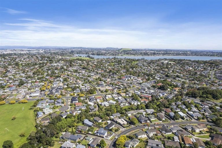 Photo of property in 73 Archmillen Avenue, Pakuranga Heights, Auckland, 2010