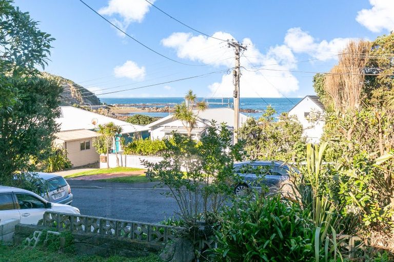 Photo of property in 14 Cave Road, Houghton Bay, Wellington, 6023