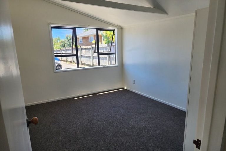 Photo of property in 52 Taipari Road, Te Atatu Peninsula, Auckland, 0610