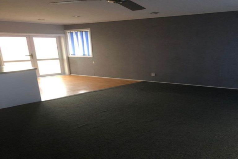 Photo of property in 35 Glenbervie Crescent, Massey, Auckland, 0614