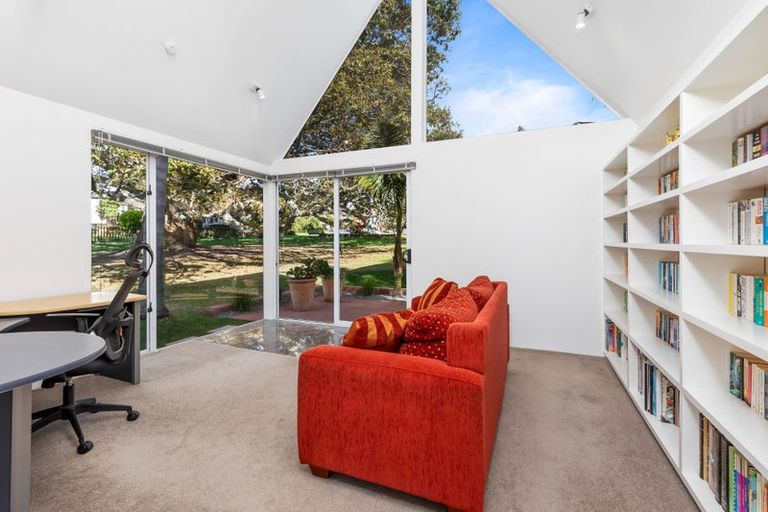 Photo of property in 25 Oakpark Place, West Harbour, Auckland, 0618