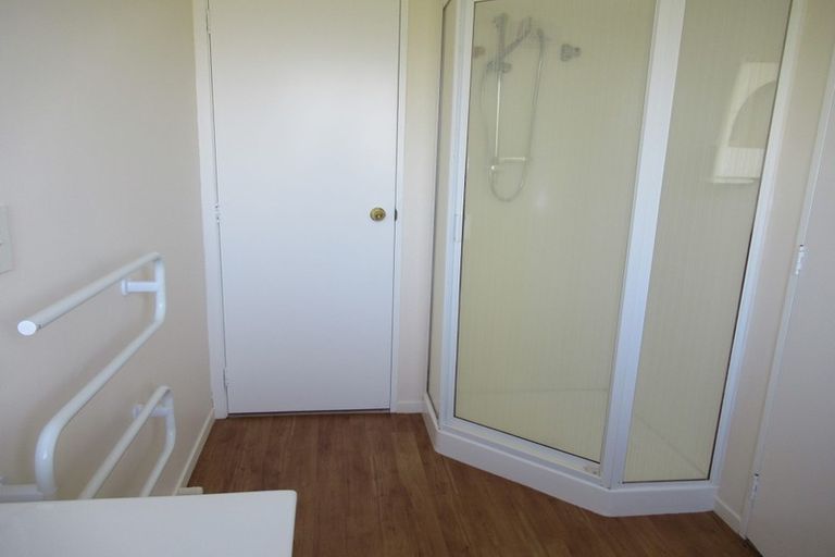 Photo of property in 4 Fairbanks Place, Glendene, Auckland, 0602