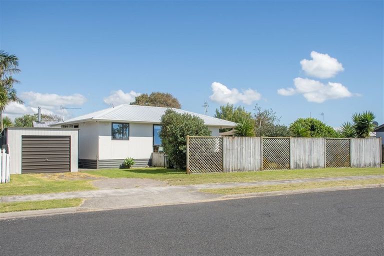 Photo of property in 5 Longstead Avenue, Papamoa Beach, Papamoa, 3118