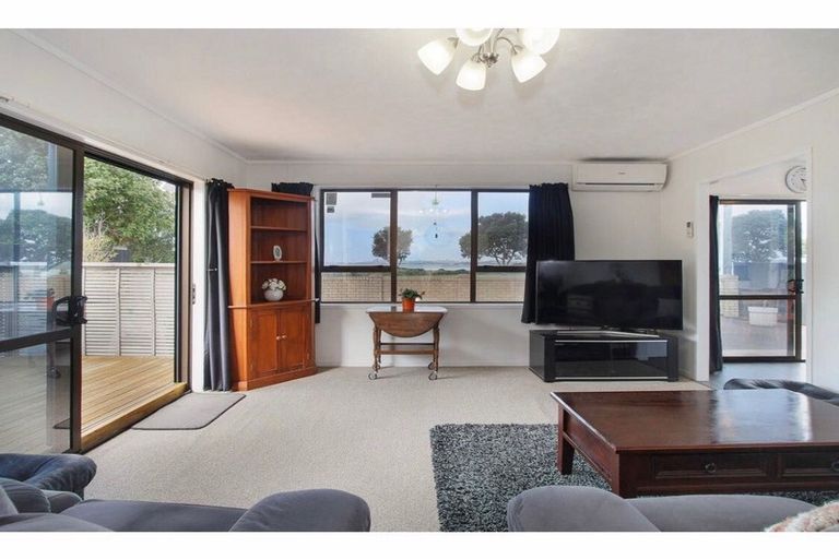 Photo of property in 1/470 Te Atatu Road, Te Atatu Peninsula, Auckland, 0610