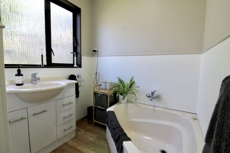 Photo of property in 25a Spenmoor Street, Newlands, Wellington, 6037