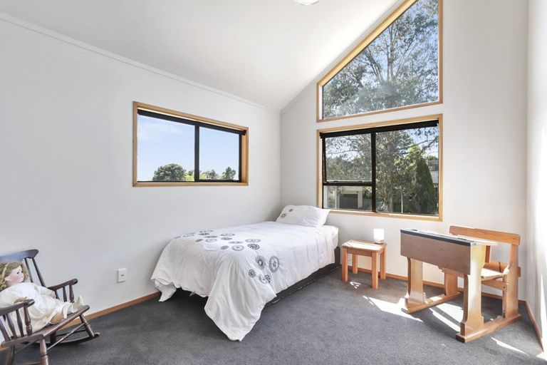 Photo of property in 9 Longfellow Parade, Glen Eden, Auckland, 0604