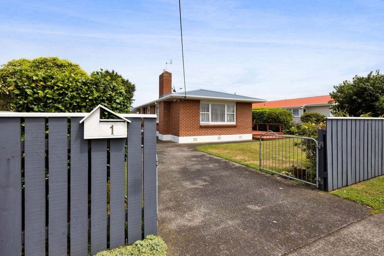 Photo of property in 1 Reid Avenue, Hawera, 4610