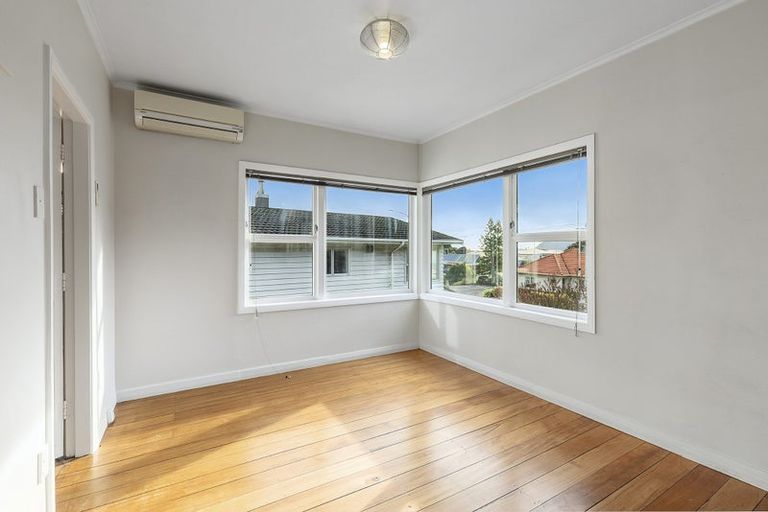 Photo of property in 4 Mana View Road, Paremata, Porirua, 5026