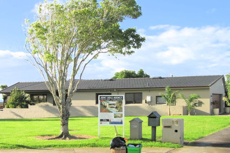 Photo of property in 17 Falstaff Place, Half Moon Bay, Auckland, 2012