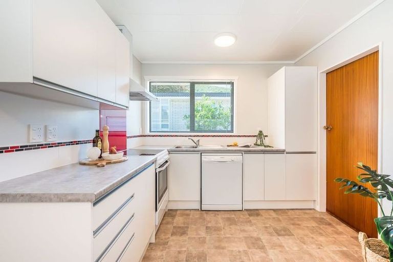Photo of property in 8a Utauta Street, Waikanae, 5036
