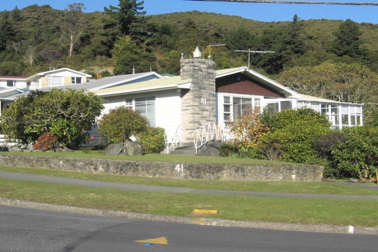 Photo of property in 41 James Grove, Stokes Valley, Lower Hutt, 5019
