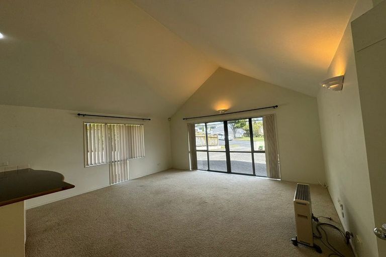 Photo of property in 1 Capistrano Mews, Goodwood Heights, Auckland, 2105