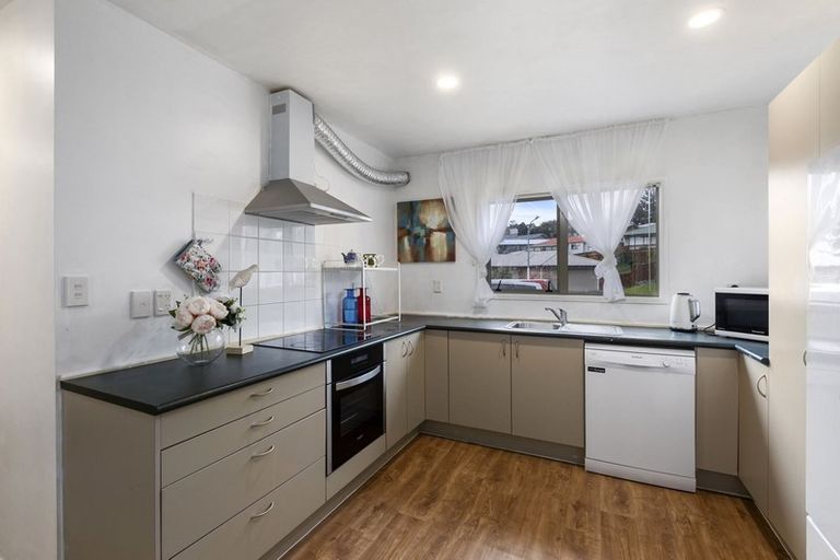 Photo of property in 24 Dovey Place, Massey, Auckland, 0614