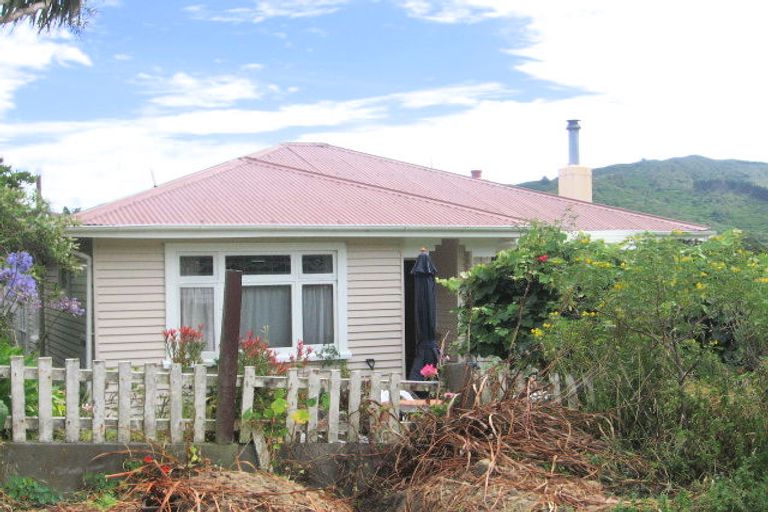 Photo of property in 8 Putnam Street, Northland, Wellington, 6012