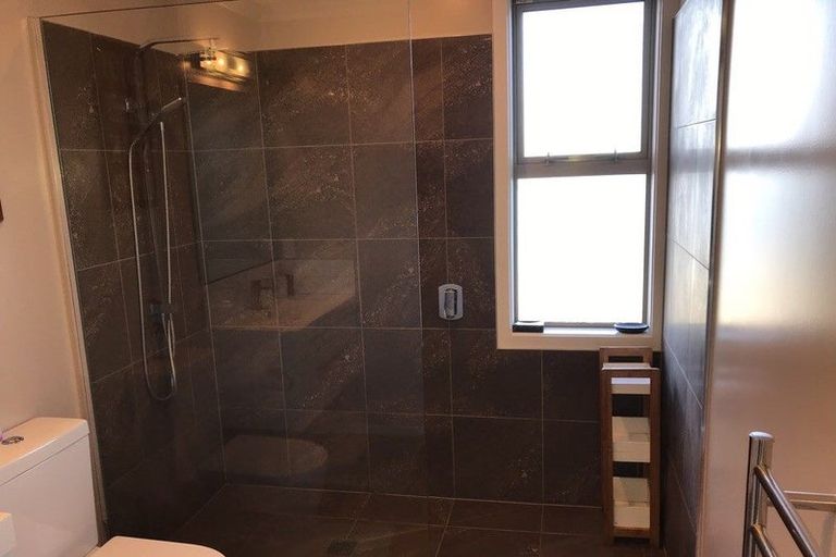 Photo of property in 6b Sunhaven Drive, Newlands, Wellington, 6037