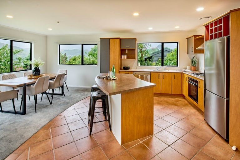 Photo of property in 5 Bishops Glen, Tawa, Wellington, 5028