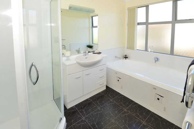 Photo of property in 10 Lupetti Rise, West Harbour, Auckland, 0618