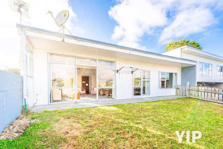 Photo of property in 24u1 Horokiwi Road West, Newlands, Wellington, 6037