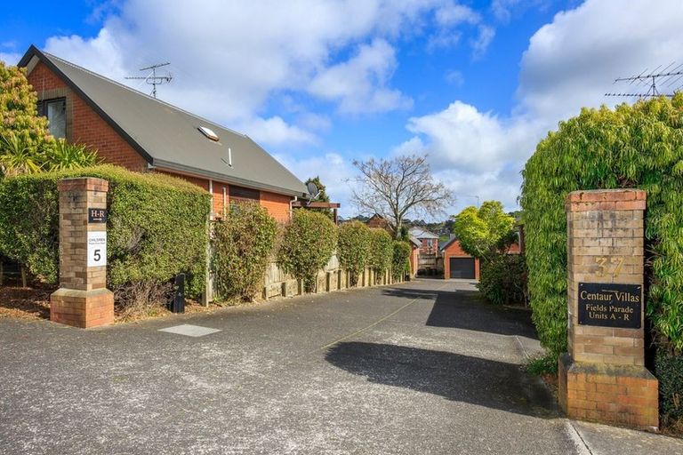 Photo of property in 37 Fields Parade, Oteha, Auckland, 0632