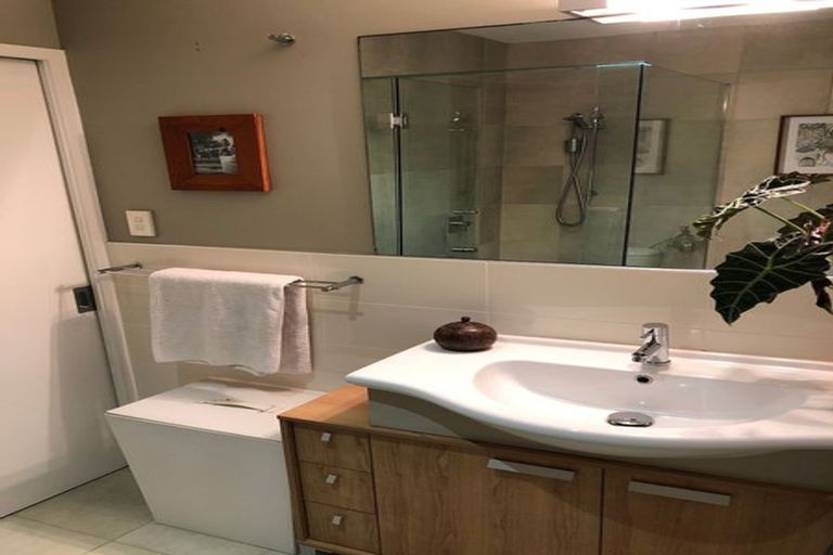 Photo of property in 9 City View Terrace, Birkenhead, Auckland, 0626