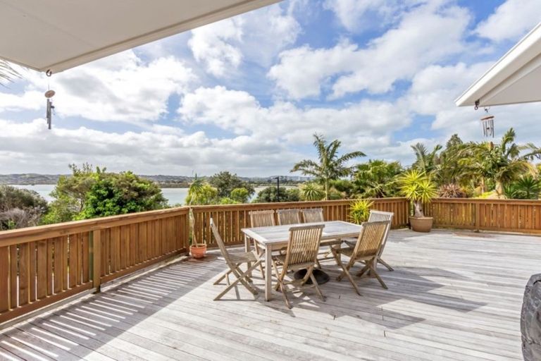 Photo of property in 32 Pohutukawa Avenue, Red Beach, 0932