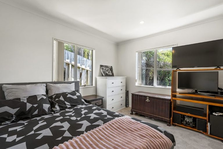 Photo of property in 60a Topliss Drive, Northcross, Auckland, 0632