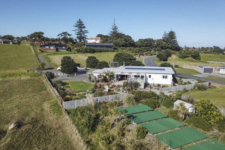 Photo of property in 10 Sunset Drive, Baylys Beach, Dargaville, 0377