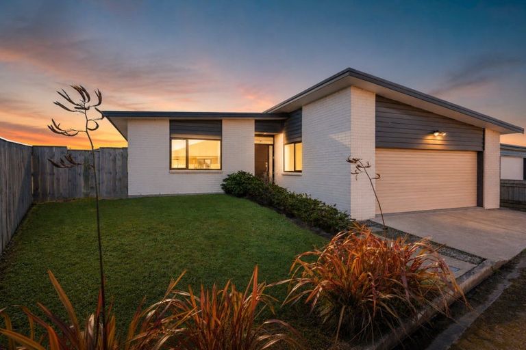 Photo of property in 4 Butler Place, Fitzherbert, Palmerston North, 4410