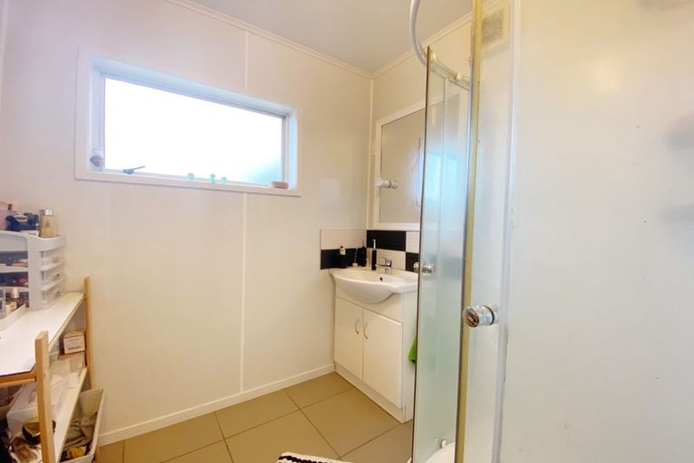 Photo of property in 43 Hutchinson Avenue, New Lynn, Auckland, 0600