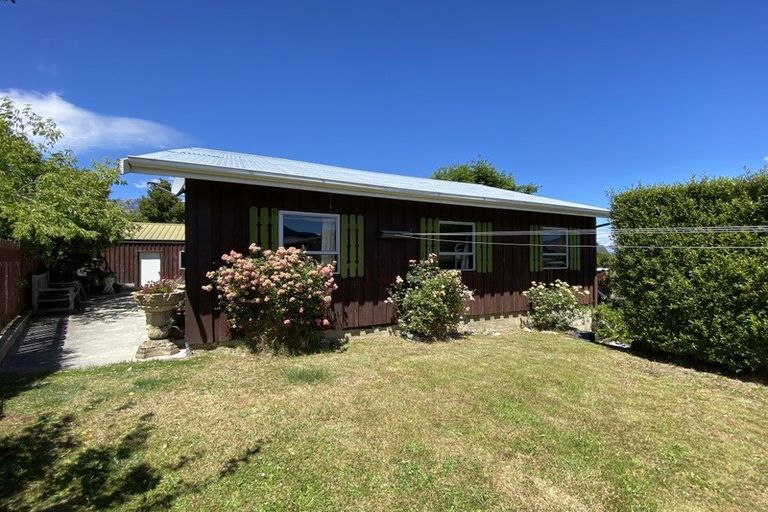 Photo of property in 35 Cedar Drive, Kelvin Heights, Queenstown, 9300