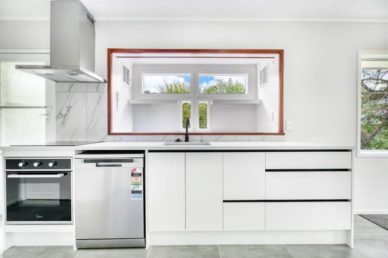 Photo of property in 10 Brunner Road, Glen Eden, Auckland, 0602