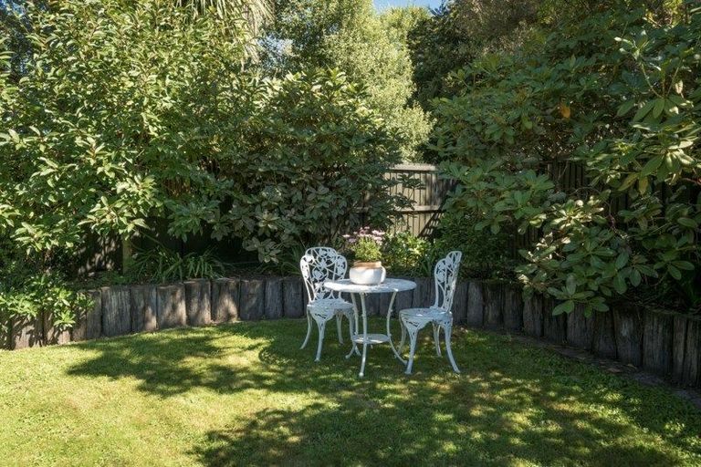 Photo of property in 12 Esher Place, Saint Martins, Christchurch, 8022