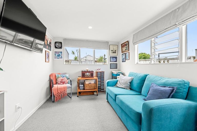 Photo of property in 1 Colenso Place, Otaki Beach, Otaki, 5512