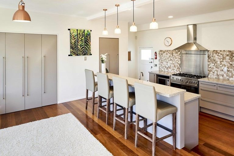 Photo of property in 2 Seaview Road, Paremata, Porirua, 5024