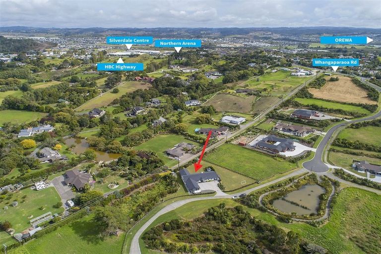 Photo of property in 4 Loretta Place, Red Beach, 0932