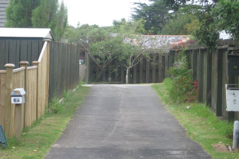 Photo of property in 2/8 Sunward Rise, Glenfield, Auckland, 0629