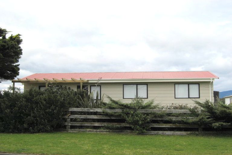 Photo of property in 12 Sarah Street, Waikawa Beach, Manakau, 5573